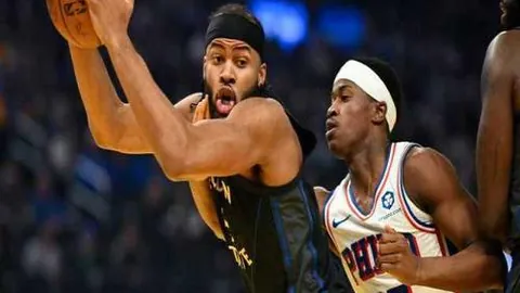 刘少昂短道速滑世赛腿部遭冰刀划伤