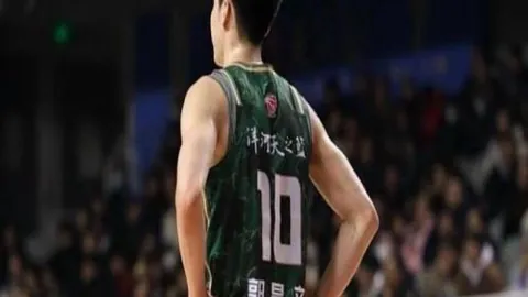 “19岁泰拳新星顶撞裁判，白近斌致命一击致其紧急送医抢救”